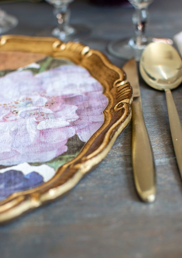 A close up of a gilded gold edge of a charger plate.